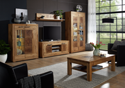 Wohnzimmer mit moderner Holzmöbelkombination, bestehend aus Vitrine, TV-Element, Wandboard und Couchtisch, in frontaler Perspektive.