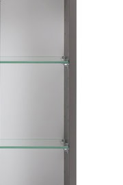 Nahaufnahme eines Spiegelschranks mit Glasregalen, seitliche Perspektive