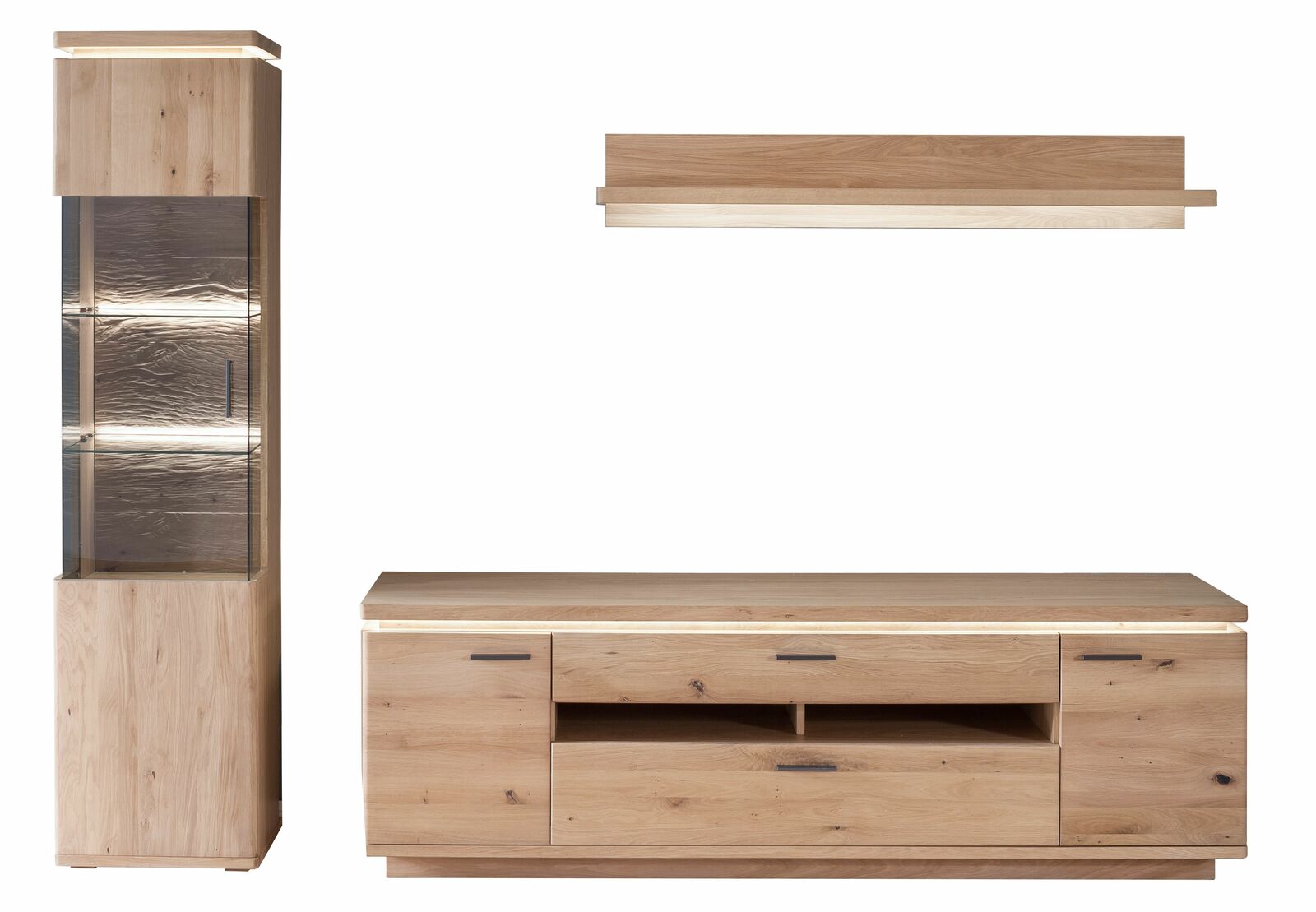 Wohnkombination aus Holz mit Vitrine, TV-Schrank und Wandregal, frontal betrachtet.