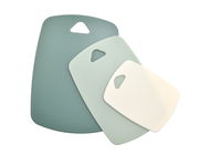 Drei Schneidebretter in verschiedenen Größen und Farben, übereinander gestapelt, von oben betrachtet.