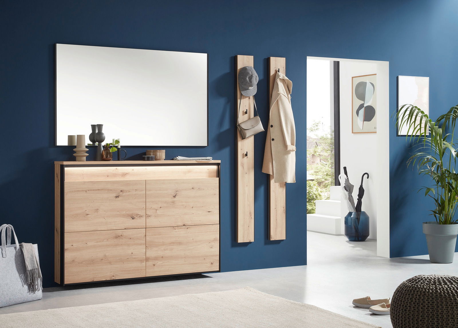 Moderne Garderobeneinrichtung mit Holzkommode und Spiegel, seitliche Perspektive