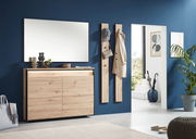 Moderne Garderobeneinrichtung mit Holzkommode und Spiegel, seitliche Perspektive