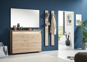 Moderne Garderobeneinrichtung mit Holzkommode und Spiegel, seitliche Perspektive