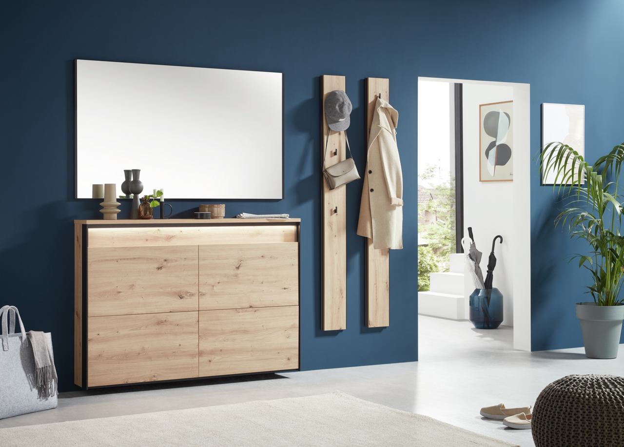 Moderne Garderobeneinrichtung mit Holzkommode und Spiegel, seitliche Perspektive