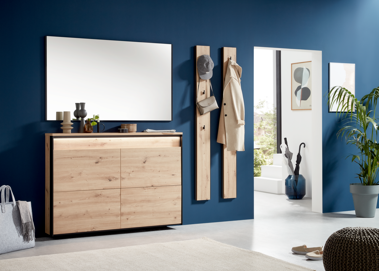 Voleo Hängeschuhschrank Moderne Garderobeneinrichtung mit Holzkommode und Spiegel, seitliche Perspektive