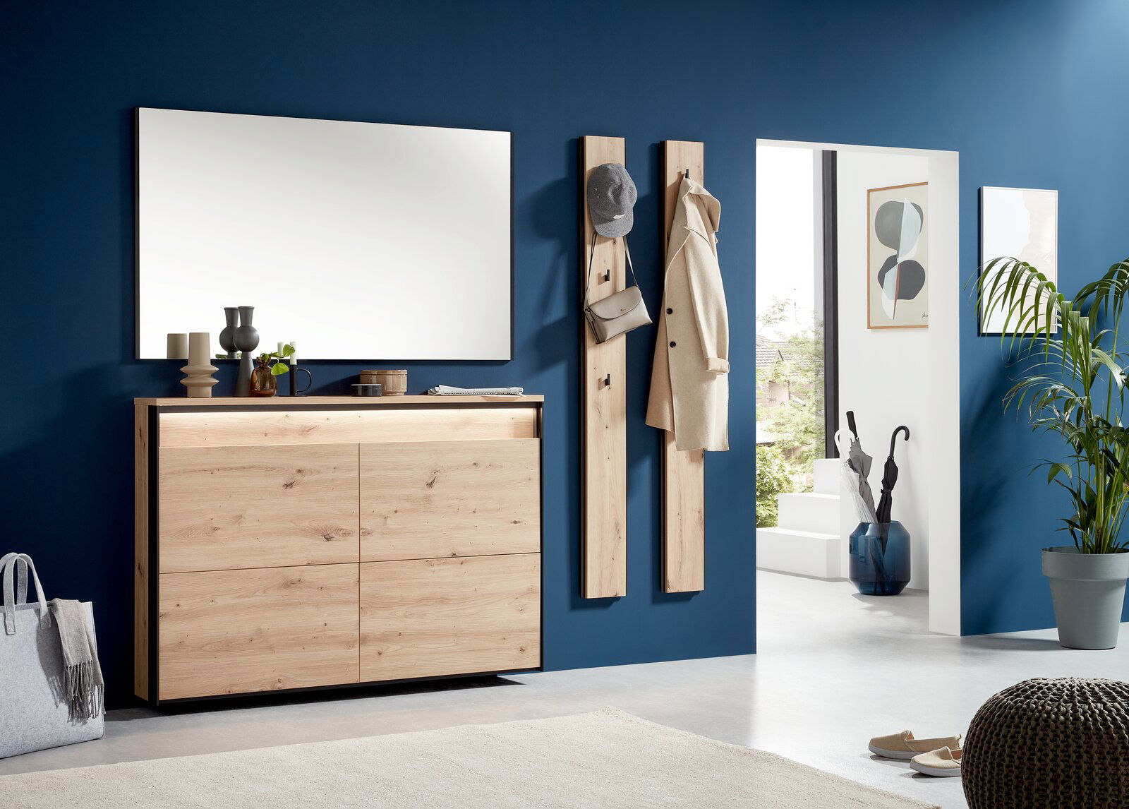 Voleo Garderobenpaneel-Set Moderne Garderobeneinrichtung mit Holzkommode und Spiegel, seitliche Perspektive