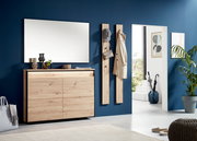 Moderne Garderobeneinrichtung mit Holzkommode und Spiegel, seitliche Perspektive