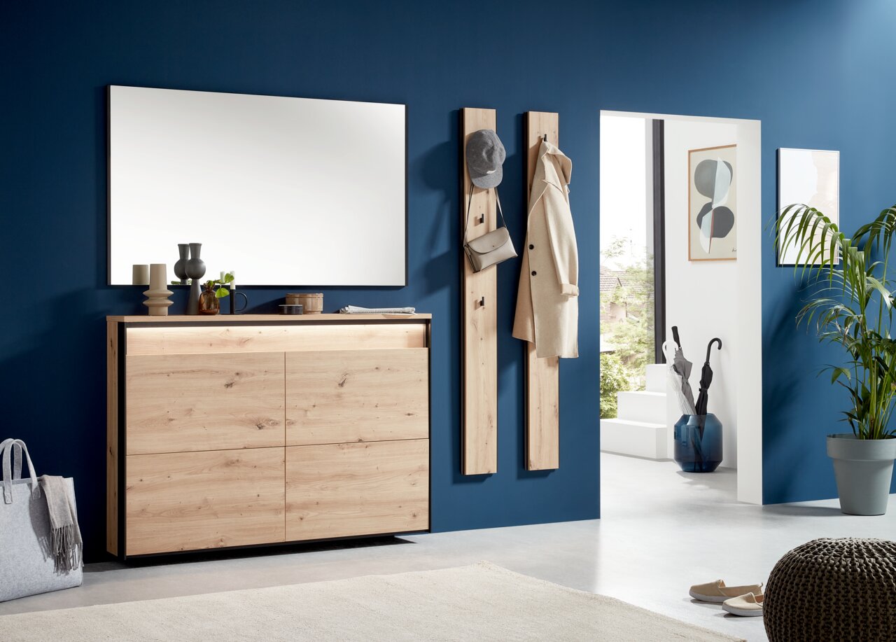 Moderne Garderobeneinrichtung mit Holzkommode und Spiegel, seitliche Perspektive