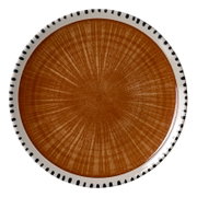 Rond keramisch bord met warmbruine glazuur, een licht radiaal lijnpatroon en een crèmekleurige rand met zwarte accenten, van bovenaf gezien