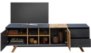 TV-Lowboard aus Holz mit offenen Fächern und Schubladen, frontal fotografiert, dekoriert mit Büchern und Vasen.