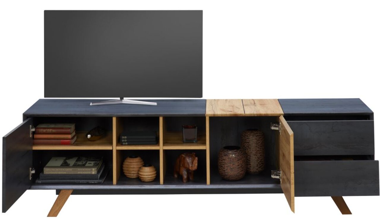 TV-Lowboard aus Holz mit offenen Fächern und Schubladen, frontal fotografiert, dekoriert mit Büchern und Vasen.