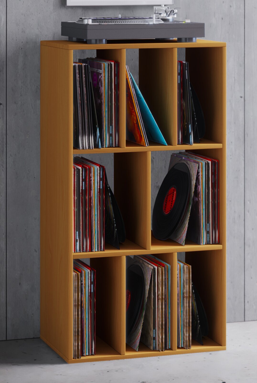 Holzfarbenes Schallplattenregal mit mehreren Fächern, gefüllt mit Vinyl-LPs; oben steht ein Plattenspieler – frontale Ansicht in leichter Schrägperspektive von vorn.