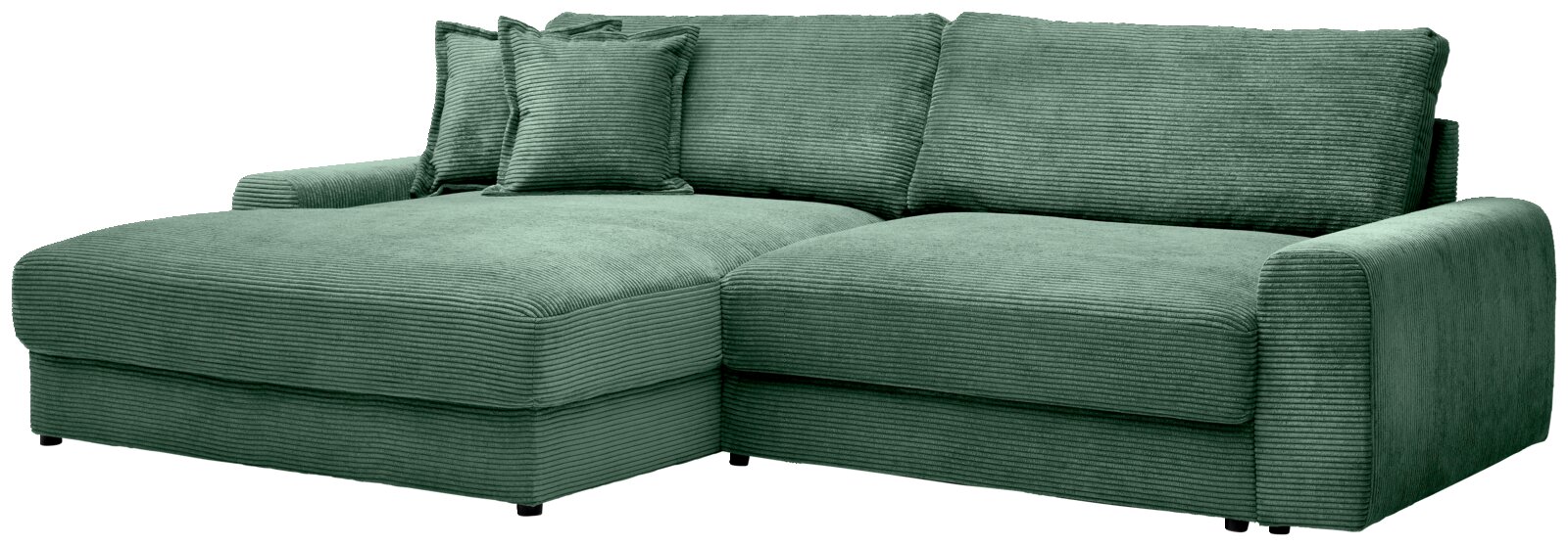 Grünes Cord-Ecksofa mit Ottomane links, breiten Armlehnen sowie Rücken- und Zierkissen, freigestellt in Frontansicht mit leichter Schrägperspektive von vorn rechts