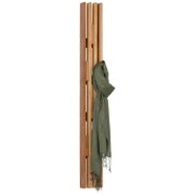 Schmale, vertikale Garderobe/Kleiderständer aus Holz mit mehreren Leisten und Haken, daran ein grüner Schal aufgehängt, Seitenansicht vor weißem Hintergrund