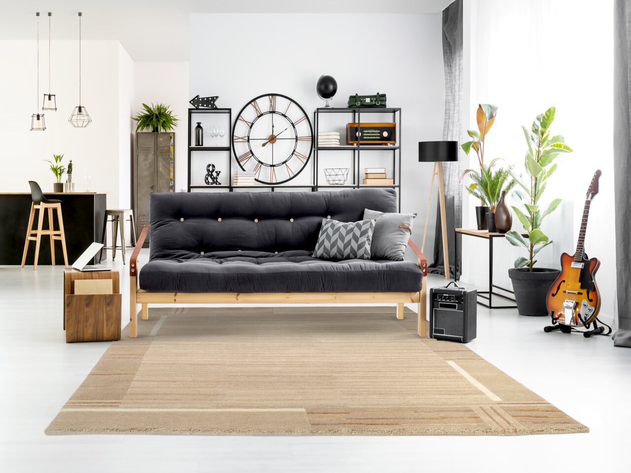 Moderner Wohnraum mit einem beigen Wollteppich im Vordergrund, der vor einem grauen Sofa liegt. Der Raum ist stilvoll eingerichtet mit Pflanzen, einer Gitarre und einem großen Wanduhr. Die Perspektive zeigt den Teppich von vorne.