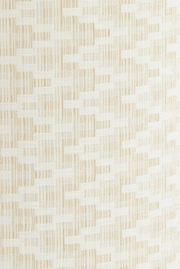 Nahaufnahme eines gewebten Lampenschirms mit beigem und weißem Muster, seitliche Perspektive