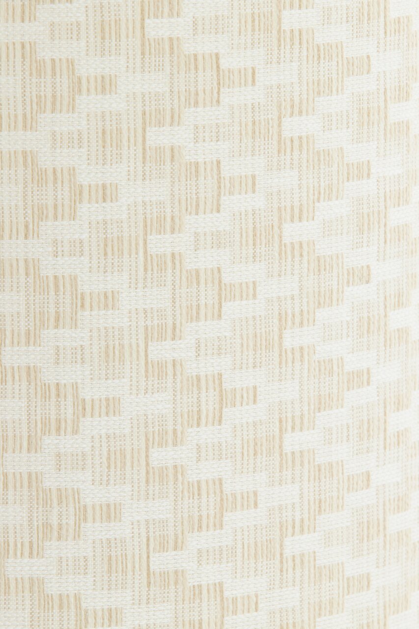 Nahaufnahme eines gewebten Lampenschirms mit beigem und weißem Muster, seitliche Perspektive