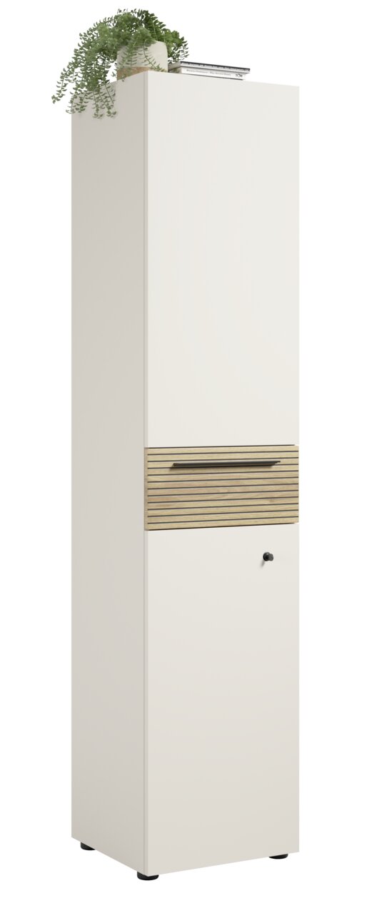 Hoher, schmaler Aktenschrank in Weiß mit Holzdetails und Schloss, seitliche Perspektive, oben dekoriert mit Pflanze und Büchern.