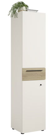 Hoher, schmaler Aktenschrank in Weiß mit Holzdetails und Schloss, seitliche Perspektive, oben dekoriert mit Pflanze und Büchern.
