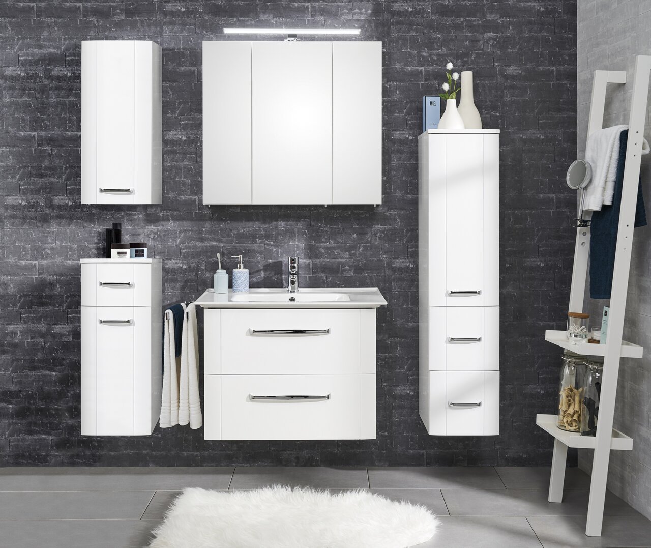 Moderner weißer Hängeschrank in einem stilvollen Badezimmer, frontal betrachtet.