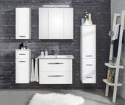 Moderner weißer Hängeschrank in einem stilvollen Badezimmer, frontal betrachtet.