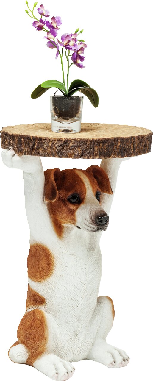 Bijzettafel in de vorm van een zittende hond die een rond houten blad draagt, met daarop een paarse bloem in een glazen vaas, gezien van voren.
