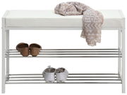 Weißes Schuhregal mit zwei Ablagen und gepolsterter Sitzfläche, darauf liegt ein gemustertes Tuch. Perspektive: Frontalansicht.