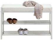 Weißes Schuhregal mit zwei Ablagen und gepolsterter Sitzfläche, darauf liegt ein gemustertes Tuch. Perspektive: Frontalansicht.