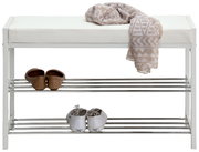 Weißes Schuhregal mit zwei Ablagen und gepolsterter Sitzfläche, darauf liegt ein gemustertes Tuch. Perspektive: Frontalansicht.