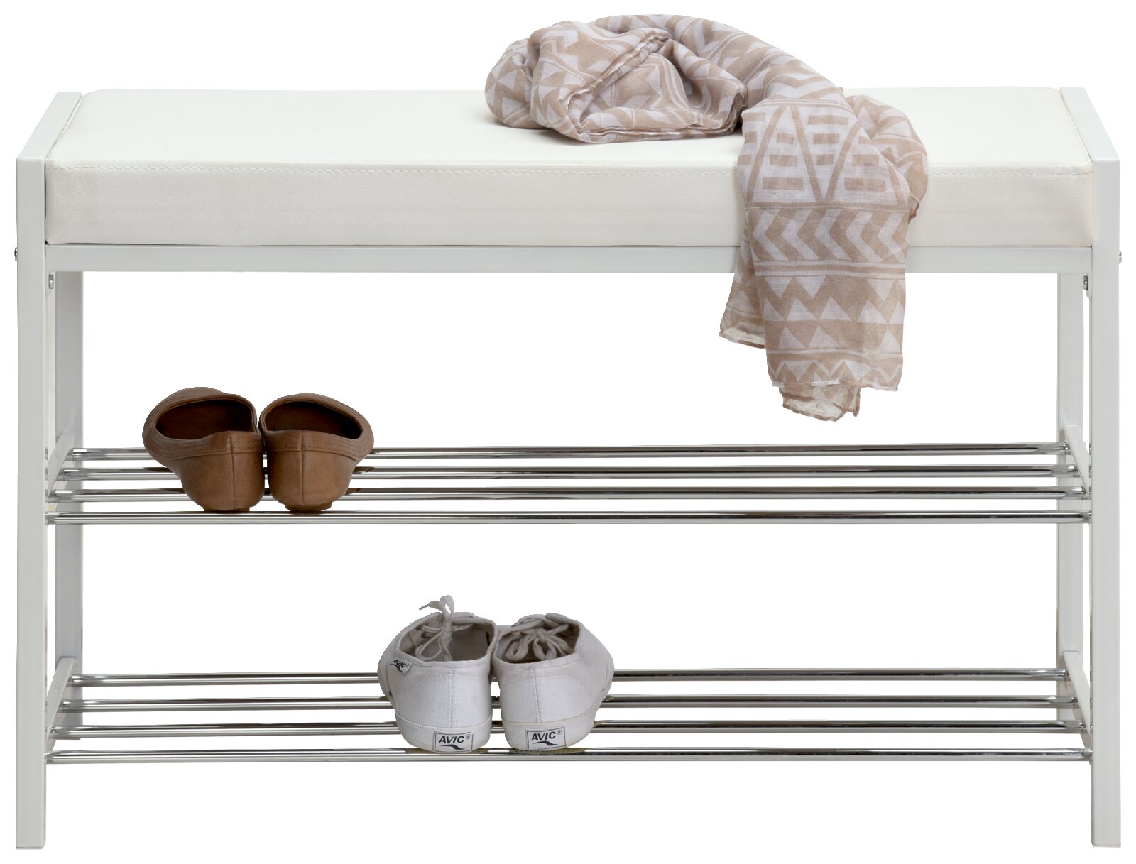 Witte schoenenkast met twee planken en een gestoffeerde zitting, waarop een gedessineerde doek ligt. Perspectief: vooraanzicht.
