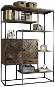 Regal aus Metall und Holz mit mehreren Fächern und Schubladen, gefüllt mit Büchern, Körben und Dekorationen, seitliche Perspektive