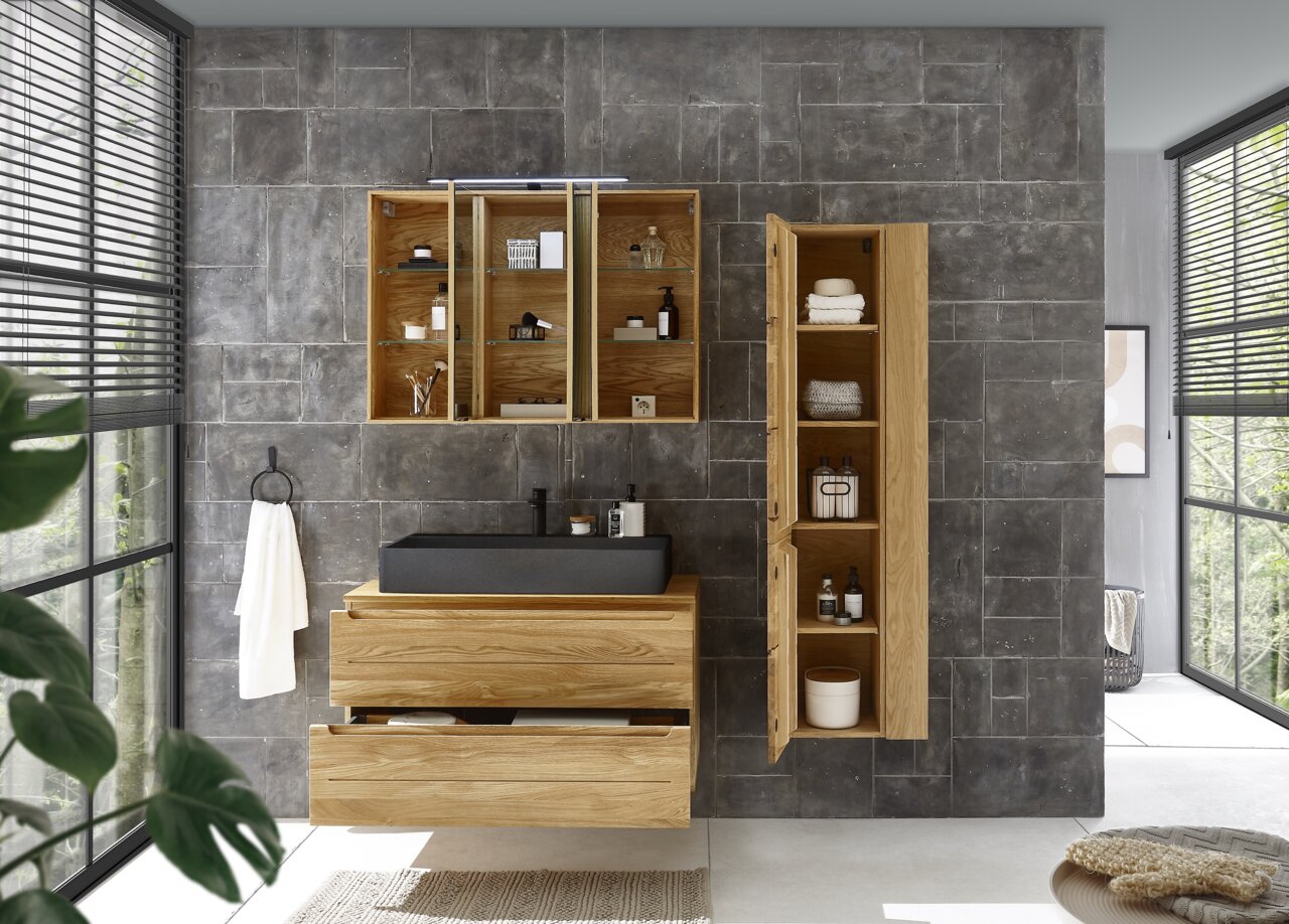 Moderner Spiegelschrank aus Holz in einem stilvollen Badezimmer, frontal betrachtet.