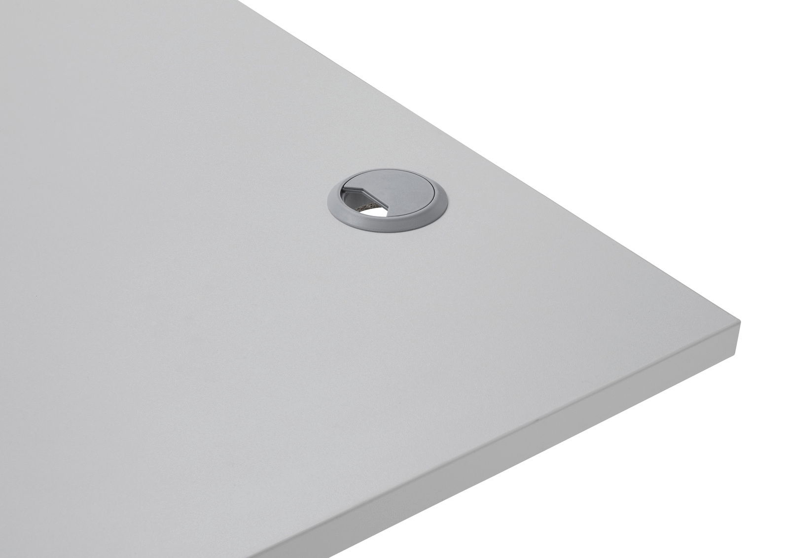 Nahaufnahme einer grauen Tischplatte mit Kabeldurchlass, perspektivisch von oben rechts fotografiert.