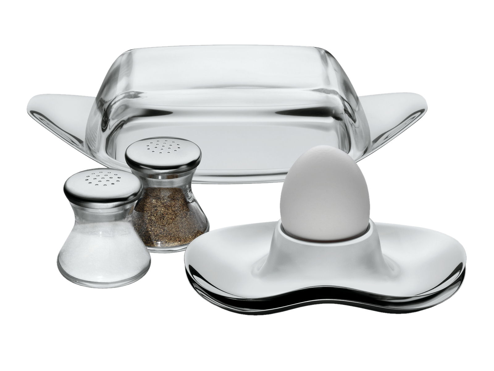 Pfefferstreuer WAGENFELD H 4,5 aus Glas und Metall, frontal abgebildet neben einem Salzstreuer, einer Butterdose und einem Eierbecher mit Ei.