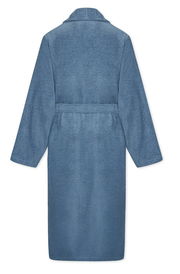 Rückansicht eines blauen Bademantels mit Schalkragen und Gürtel.