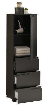 Schwarzes Highboard mit drei offenen Schubladen und einem offenen Fach, darin ein Föhn und Handtücher. Obenauf stehen eine Kerze, eine dekorative Box und eine kleine Pflanze. Perspektive von vorne.