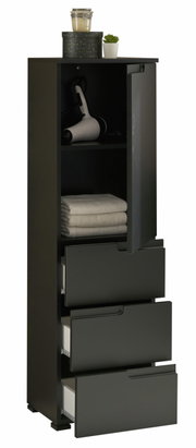 Schwarzes Highboard mit drei offenen Schubladen und einem offenen Fach, darin ein Föhn und Handtücher. Obenauf stehen eine Kerze, eine dekorative Box und eine kleine Pflanze. Perspektive von vorne.