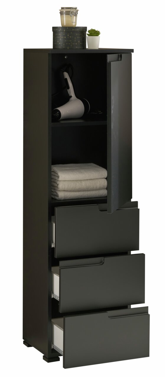 Schwarzes Highboard mit drei offenen Schubladen und einem offenen Fach, darin ein Föhn und Handtücher. Obenauf stehen eine Kerze, eine dekorative Box und eine kleine Pflanze. Perspektive von vorne.