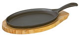 BBQ Servierpfanne mit Holzbrett, seitliche Perspektive