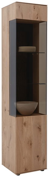 Vitrine aus Holz mit Glastür, zwei Glasböden und dekorativen Elementen, seitliche Perspektive
