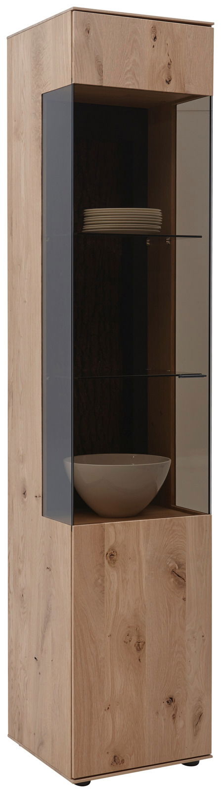Vitrine aus Holz mit Glastür, zwei Glasböden und dekorativen Elementen, seitliche Perspektive