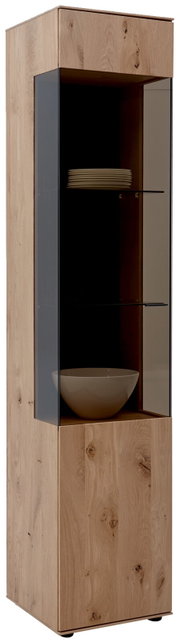 Houten vitrinekast met glazen deur, twee glazen planken en decoratieve elementen, zijaanzicht