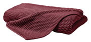 Rote Strickdecke 130x170 cm, gefaltet, aus seitlicher Perspektive