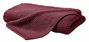 Rote Strickdecke 130x170 cm, gefaltet, aus seitlicher Perspektive