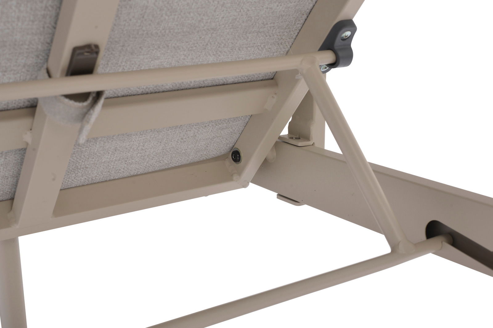 Unteransicht einer Lounge-Kombination mit beigem Metallrahmen und grauem Stoffbezug.