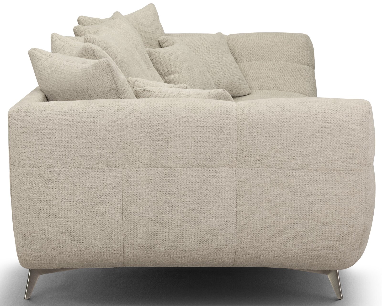Beiges, gepolstertes Stoffsofa mit mehreren Rückenkissen und schmalen Metallfüßen, Seitenansicht von links leicht von hinten auf weißem Hintergrund
