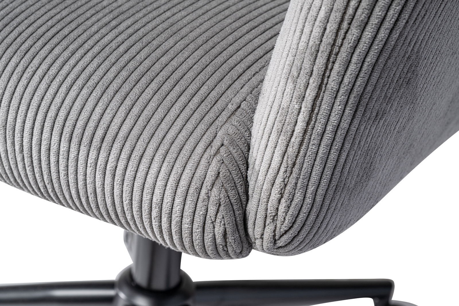 Nahaufnahme eines grauen Drehstuhls mit geripptem Stoffbezug, seitliche Perspektive
