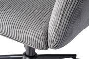 Nahaufnahme eines grauen Drehstuhls mit geripptem Stoffbezug, seitliche Perspektive