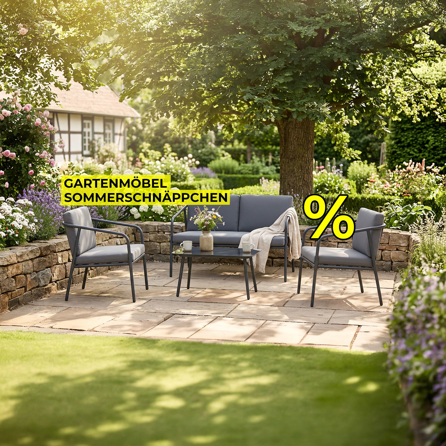 Gartenlounge mit Sofa, Sesseln und Tisch auf sonniger Terrasse, beworben als Sommerschäppchen.