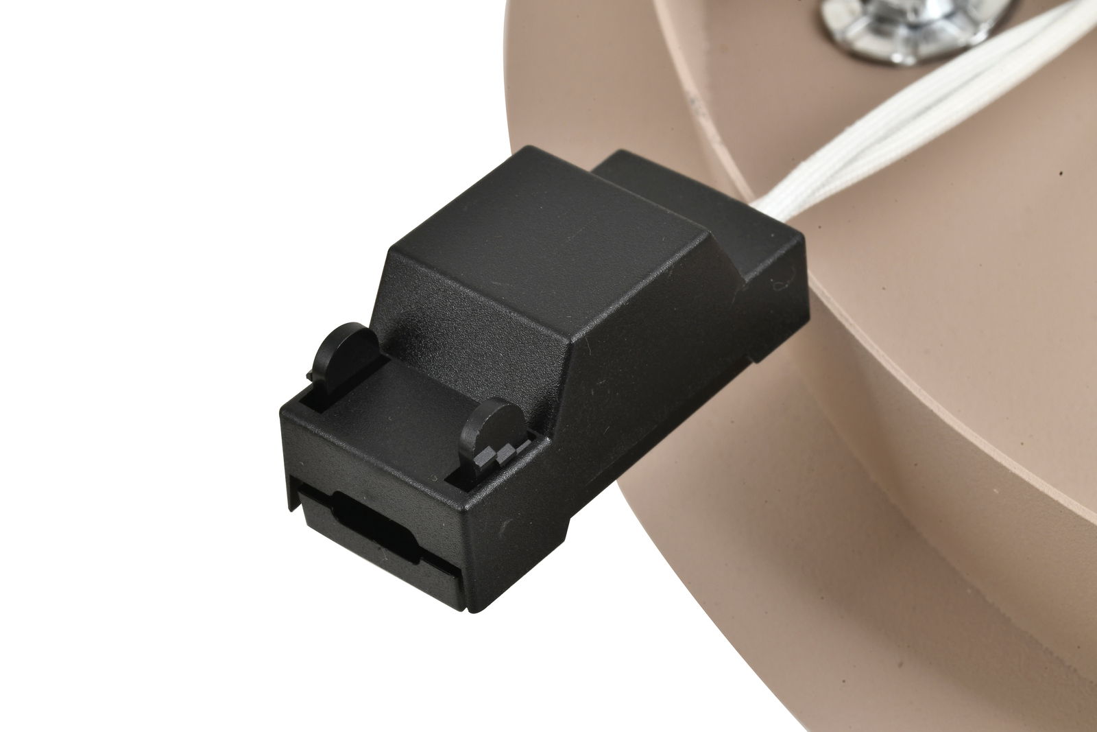 Nahaufnahme eines schwarzen Steckverbinders an einer LED-Deckenleuchte, seitliche Perspektive